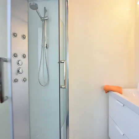 Sun & Group Getaway, Cleaning Included Holiday home