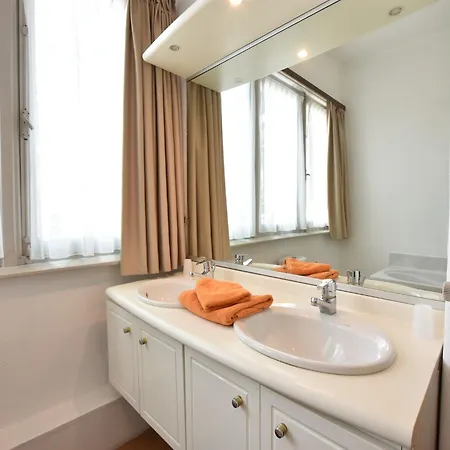 Modern In With Garden, Cleaning Included Holiday home *