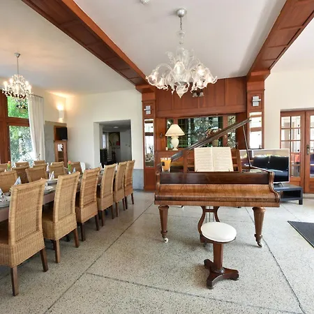 Modern In With Garden, Cleaning Included *